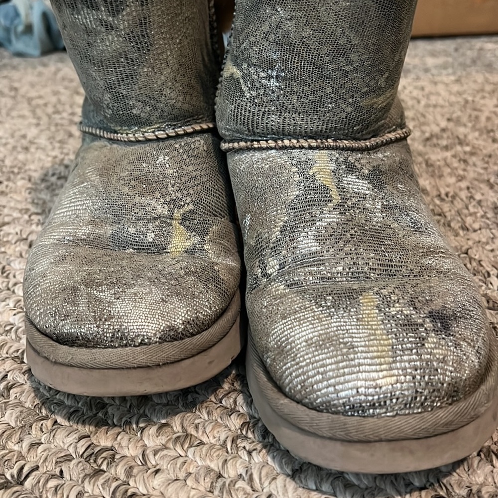 Used Bailey button bow UGGs snake pattern - Picture 3 of 7